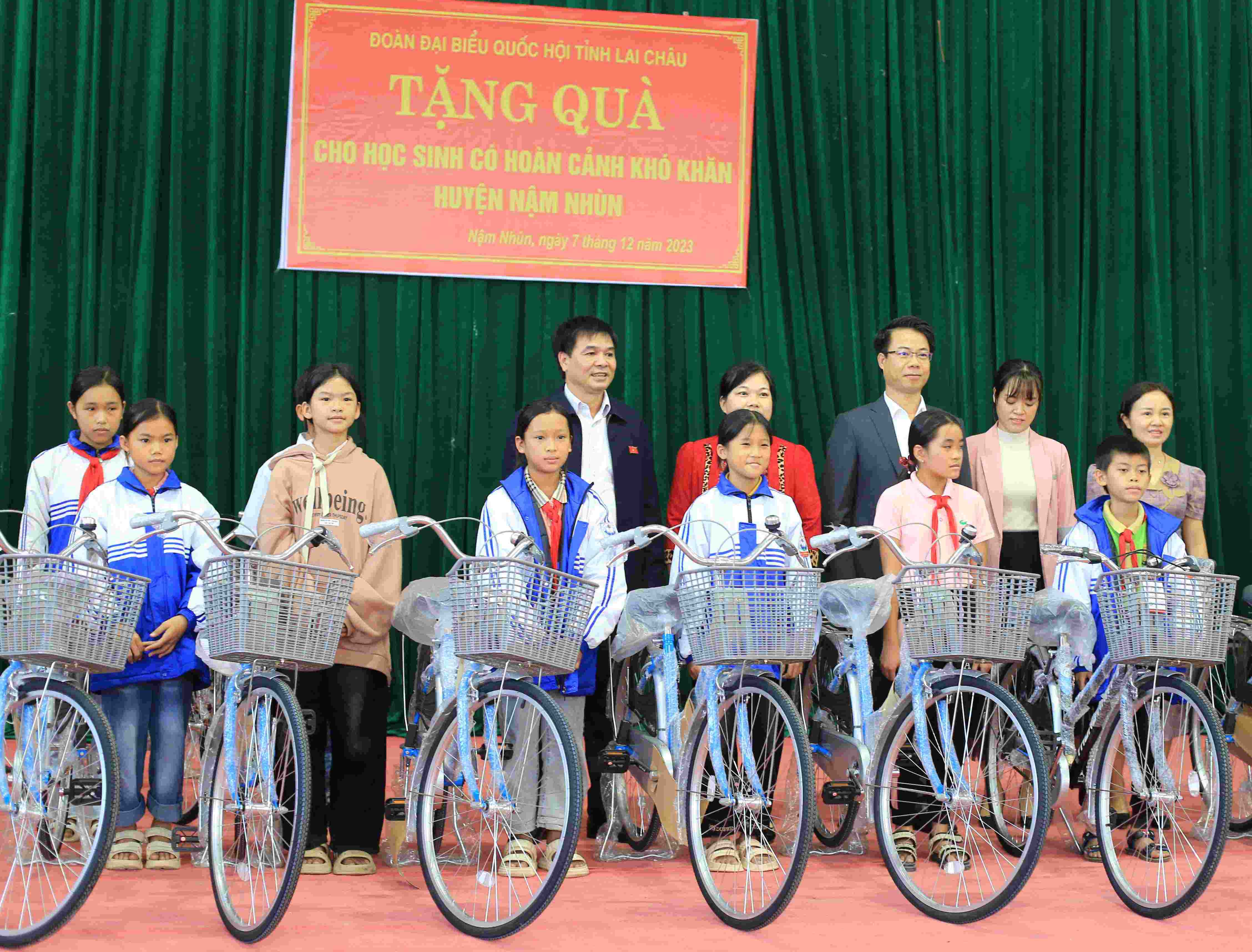 Tặng xe đạp cho học sinh có hoàn cảnh khó khăn huyện Nậm Nhùn.